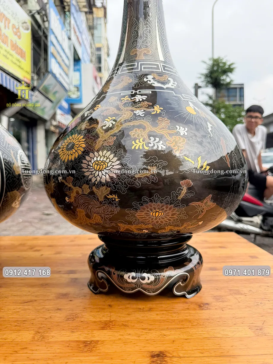 Họa tiết hoa cúc được chạm khảm sắc nét
